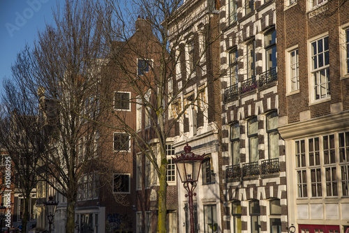 Costruzioni tra i canali di Amsterdam © Gioco