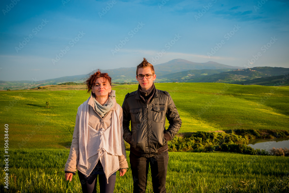 Femme et jeune homme devant les Paysages du Val d'Orcia en Toscane