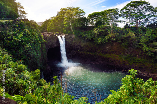 Photo Majesitc Rainbow Falls waterfall in Hilo, Wailuku River State Park, Hawaii