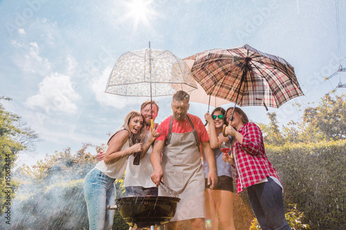  Beim grillen vom regen überrascht photo