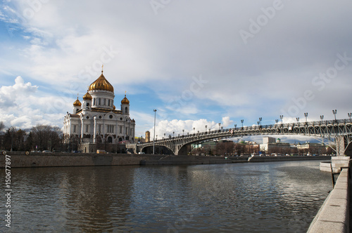 Mosca, Russia, 26/04/2017: la Cattedrale di Cristo Salvatore, la più alta chiesa cristiana ortodossa del mondo, e il ponte del Patriarca visto dalla riva sud del fiume Moscova © Naeblys