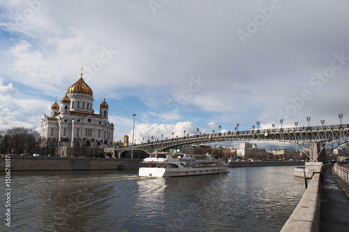 Mosca, Russia, 26/04/2017: una delle crociere sul fiume Moscova con vista della Cattedrale di Cristo Salvatore, la più alta chiesa cristiana ortodossa del mondo, e il ponte del Patriarca © Naeblys