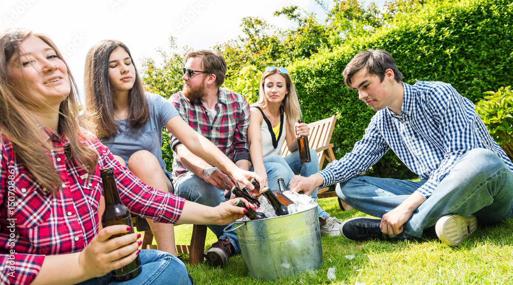 Grillparty in eigenem Garten 