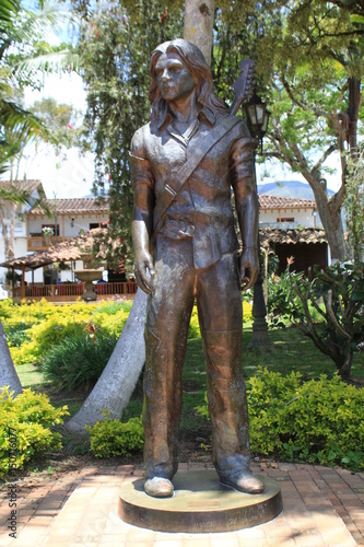 Monumento a Juanes  Juan Esteban Aristiz  bal V  squez   parque principal. Carolina del Pr  ncipe  Antioquia  Colombia.