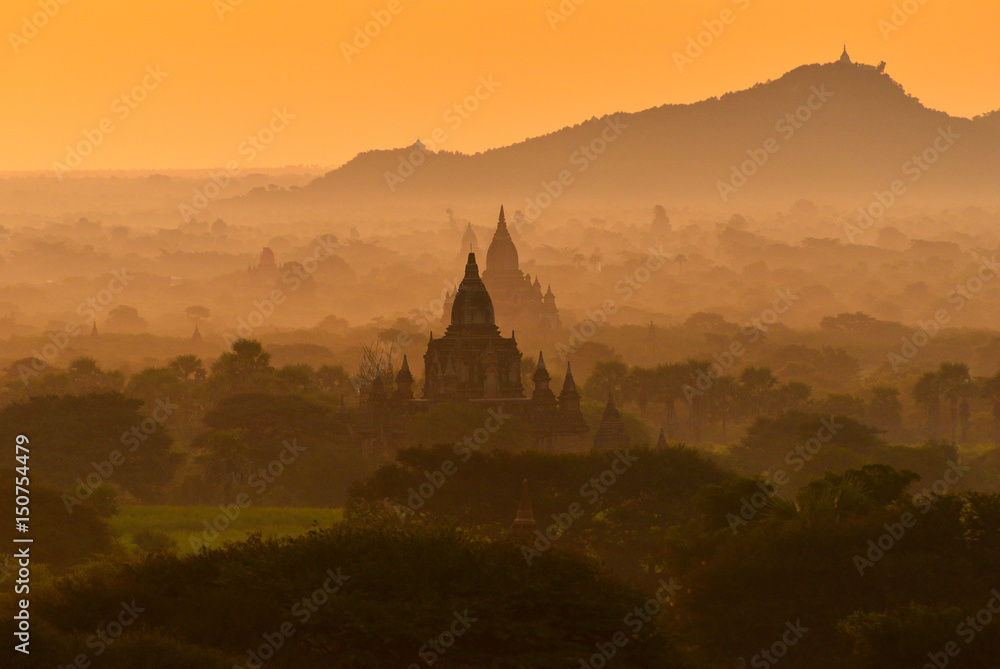 Obraz premium The silhouette Ancient temple on during sunset ,Bagan Mandalay Myanmar