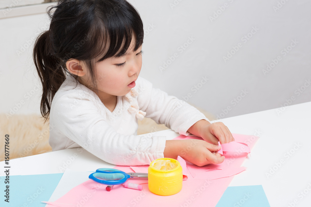 折り紙をする子供