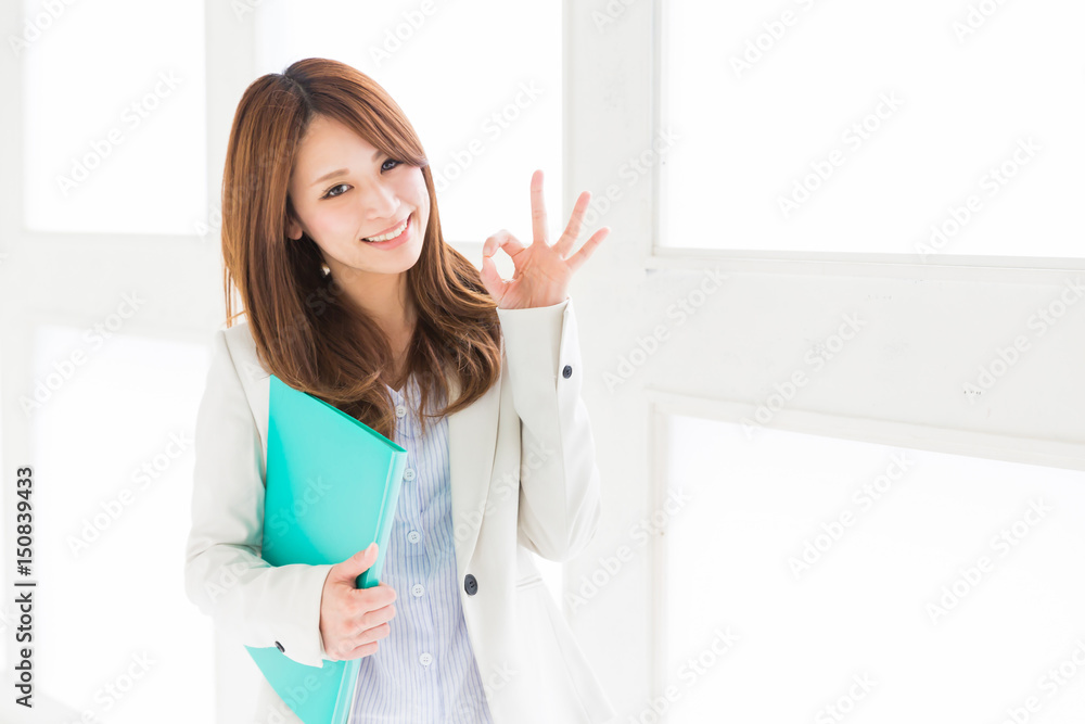 ファイルを持つ女性　ビジネス