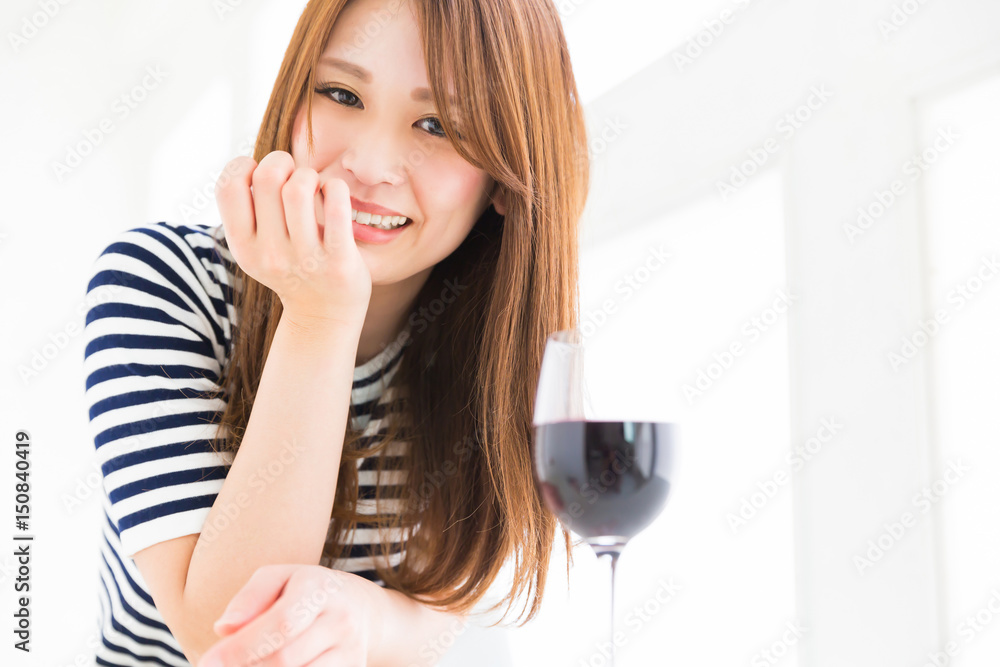 赤ワインを飲む女性 赤ワインを飲む女性