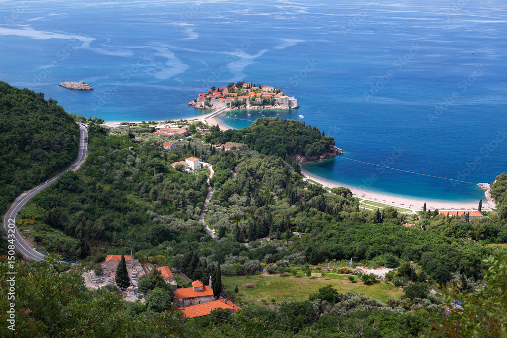 Вид на остров Свети-Стефан с высокого холма. Черногория.