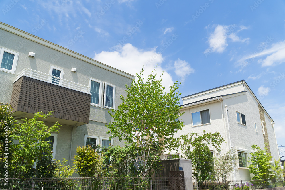 新築分譲住宅街　イメージ　爽やかな青空　新緑