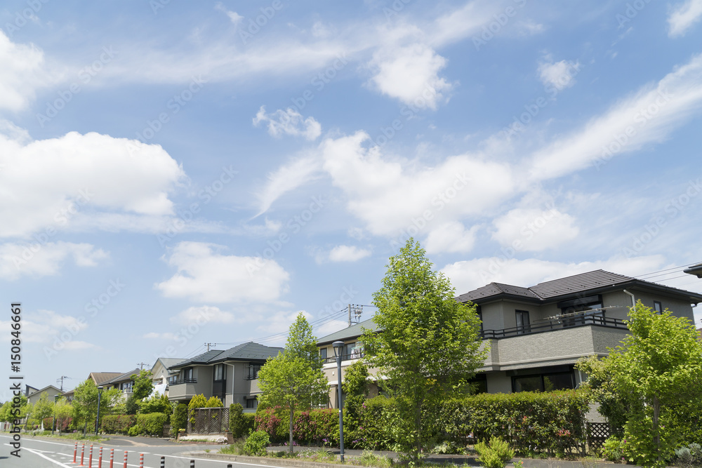 新築分譲住宅街 イメージ 爽やかな青空 新緑 大空コピースペース 新築分譲住宅街 イメージ 爽やかな青空 新緑 大空コピースペース