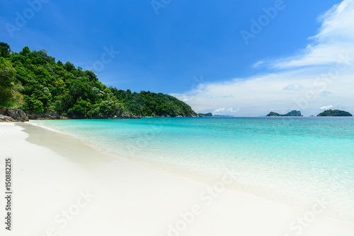 Fototapeta Naklejka Na Ścianę i Meble -  Landscape of sea white sand beach  in Andaman sea,myanmar