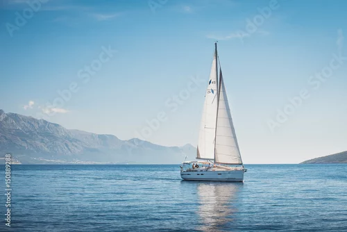 Obraz Jacht żaglowy na morzu na tle gór