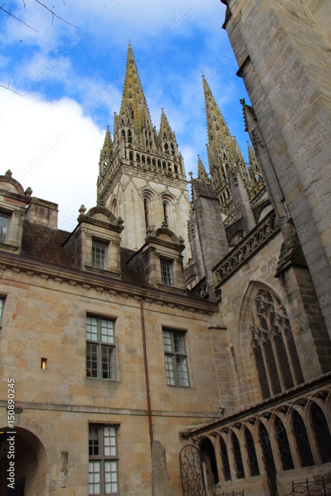 Fototapeta premium Musée départemental breton et clochers de la cathédrale Saint Corentin à Quimper