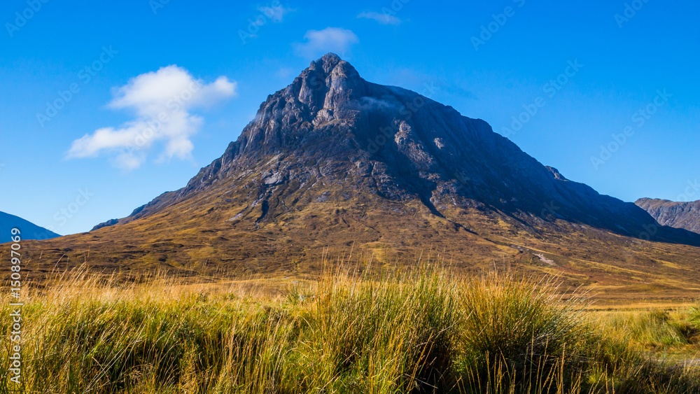 Naklejka premium Bauchaille Etive More with cloud
