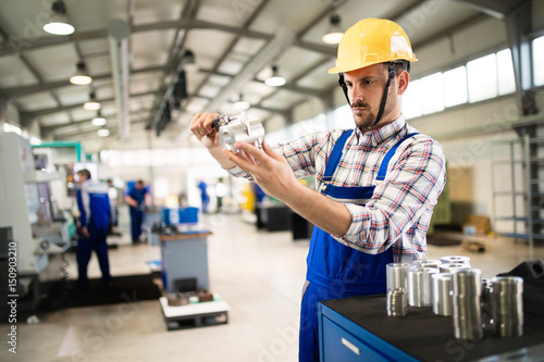 Φωτογραφία Supervisor doing quality control and pruduction check in factory