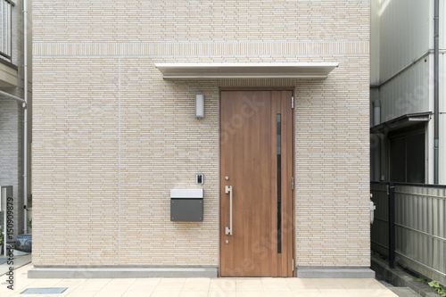 住宅 玄関アプローチ 東京都心狭小住宅 シンプルローコスト住宅 Stock Photo Adobe Stock 住宅 玄関アプローチ 東京都心狭小住宅 シンプルローコスト住宅 Stock Photo Adobe Stock