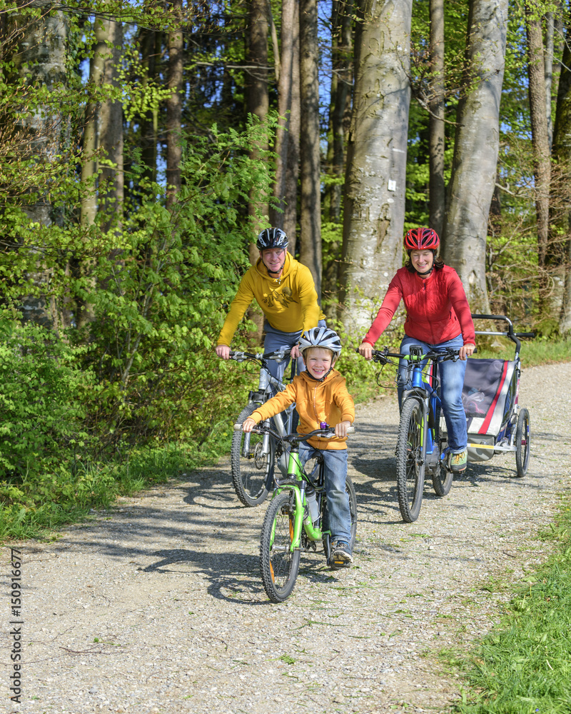 Obraz premium fröhliche Radtour mit Nachwuchs und E-Bike