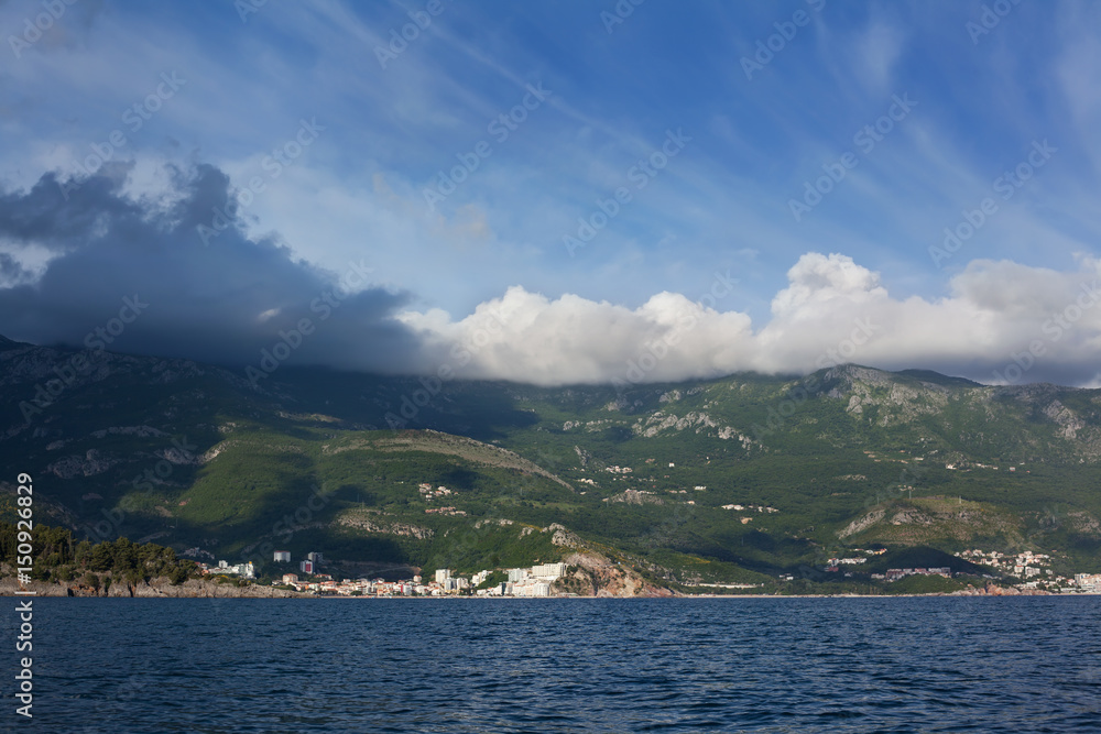 Вид на Будванскую ривьеру с моря. Черногория.