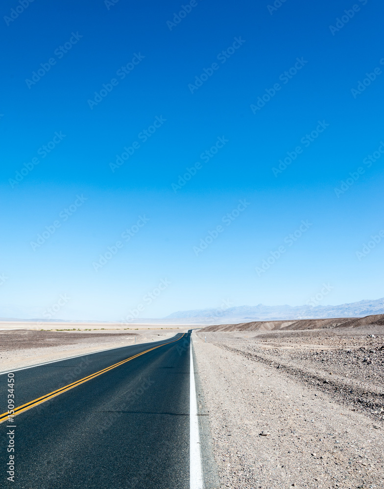Fototapeta premium Death Valley road