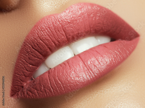 Photo Close-up beautiful female lips with bright lipgloss makeup