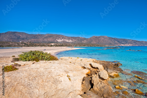 Fototapeta Naklejka Na Ścianę i Meble -  Wakacje na Krecie w Grecji. Idealna plaża Elafonisi z krystaliczną wodą.