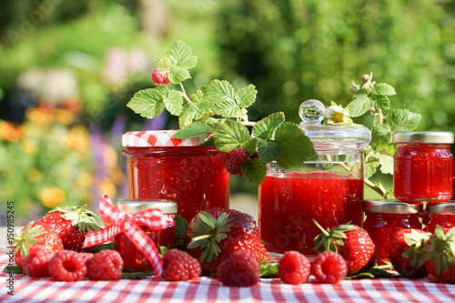sommerliches Stillleben mit Erdbeeren, Blumen und Marmelade
