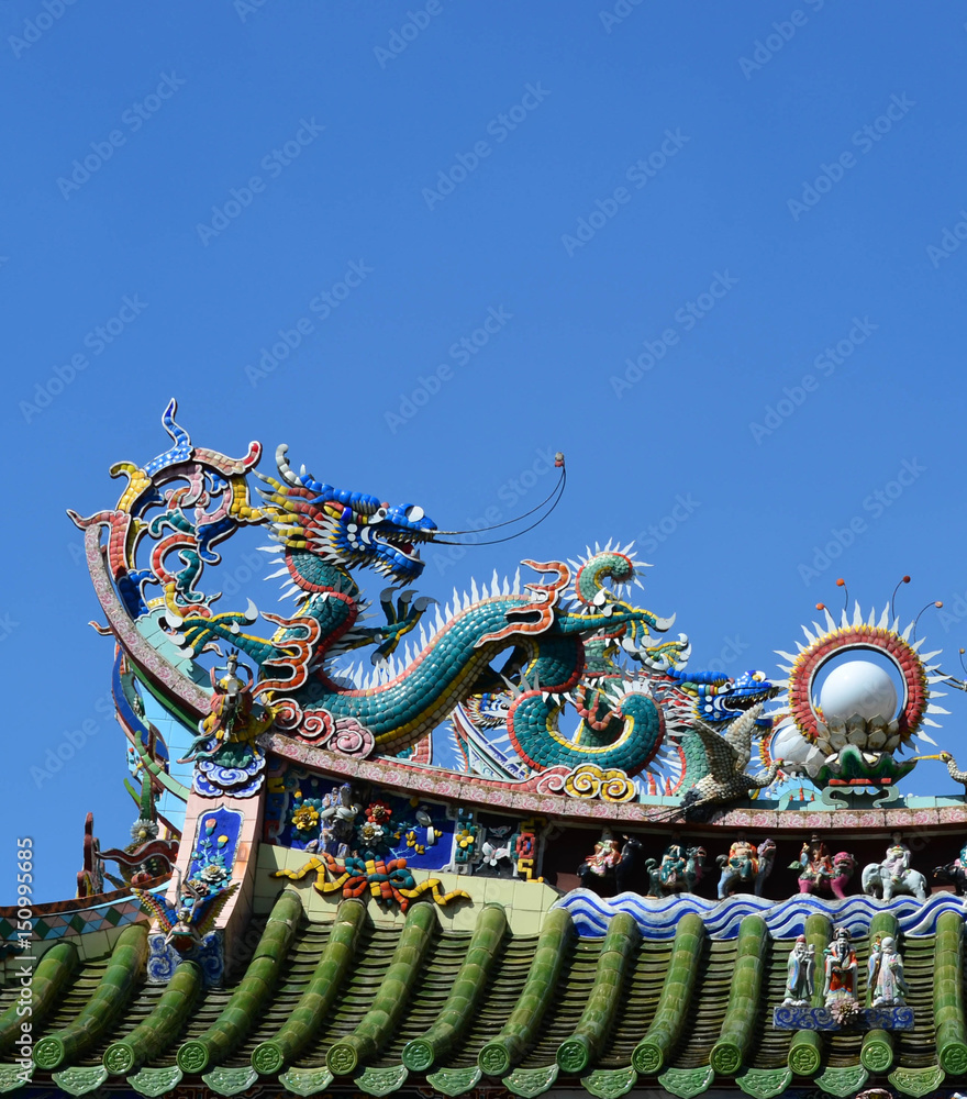Fototapeta premium Dragon statue on Chinese temple roof