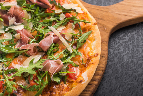 Canvas Print hot italian pizza with prosciutto and arugula