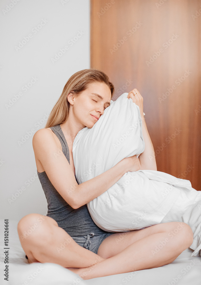 Donna abbraccia cuscino a letto, riposata o vacanza Donna abbraccia cuscino a letto, riposata o vacanza