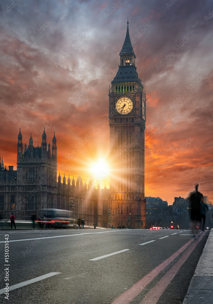 Dramatischer Sonnenuntergang hinter dem Big Ben in London, Großbritannien