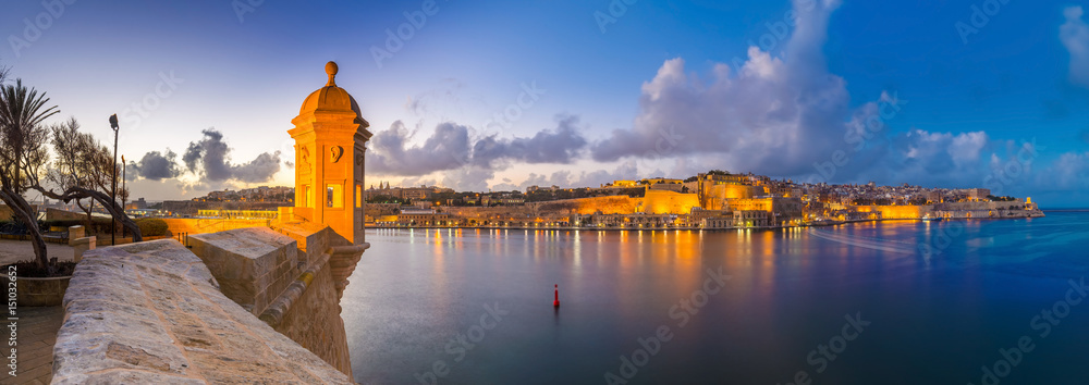 Senglea, Malta - Panoramic skyline view at the watch tower at Fort Saint Michael, Gardjola Gardens with beautiful sky and clouds at blue hour - obrazy, fototapety, plakaty 