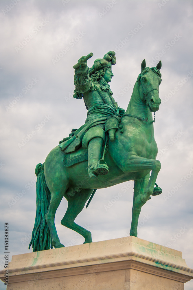 horse and rider statue paris