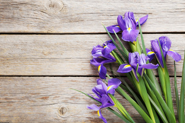 Papier peint photo Iris Bouquet d'iris sur table en bois  © 5second