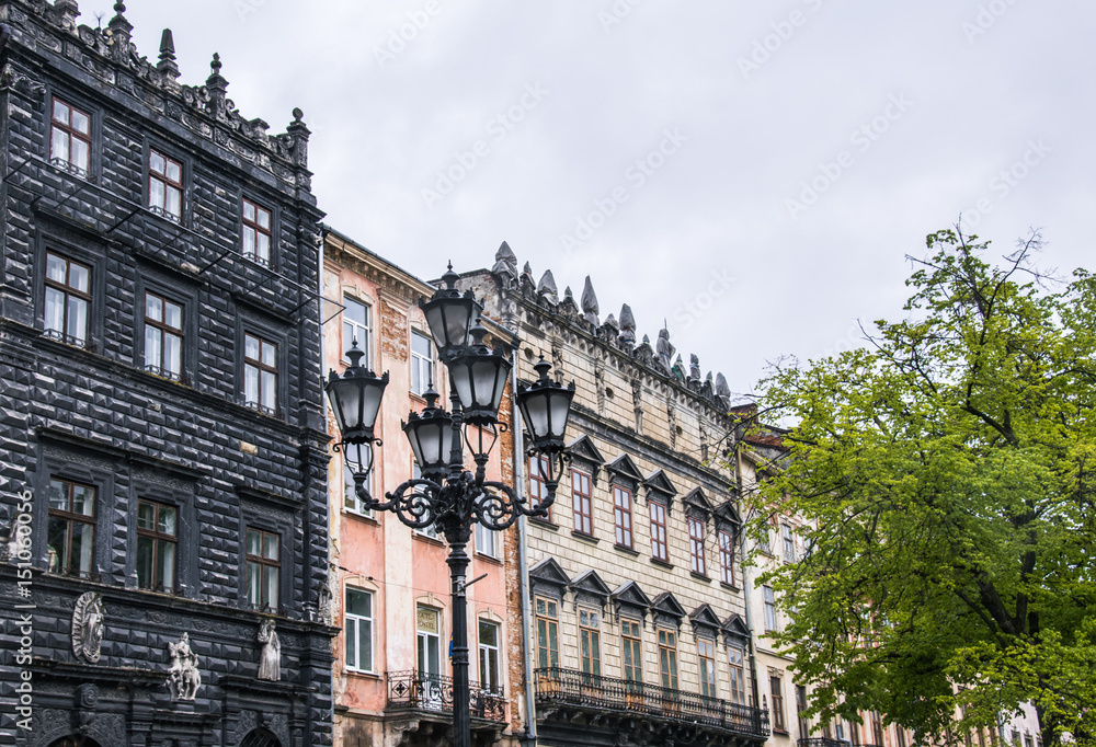 Старинная архитектура города Львов. Старые дома на Рыночной площади