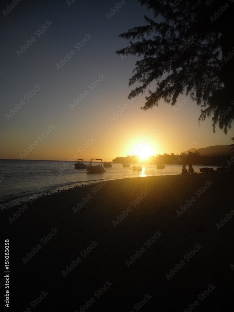 Boote im Sonnenuntergang auf Mauritius