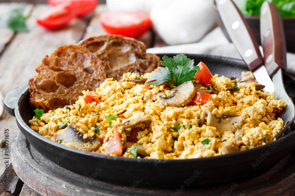 Tofu scrambled with mushrooms and tomatoes Tofu scrambled with mushrooms and tomatoes