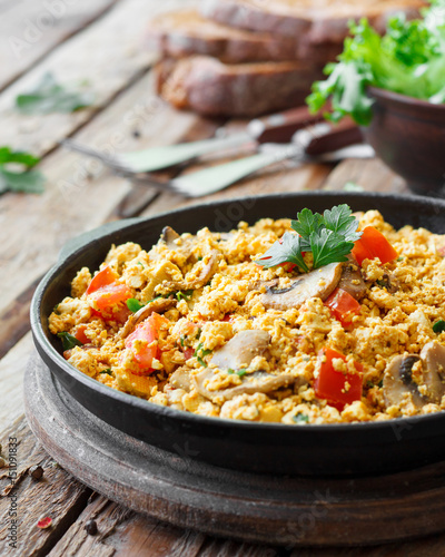 Tofu scrambled with mushrooms and tomatoes