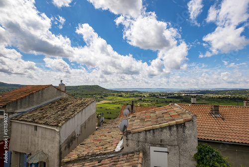 Paysage de Provence. Vue sur  les tois en tuiles, les champs, montagnes et l'etang de Berre. Le ciel bleu avec de beaux nuages. photo