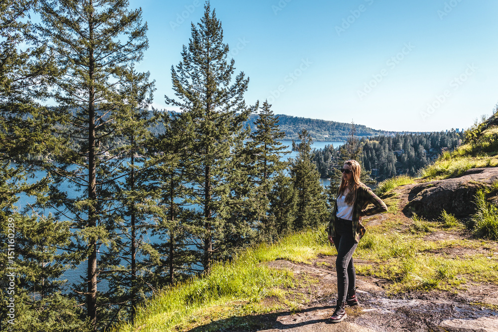 Obraz premium Girl at Quarry Rock at North Vancouver, BC, Canada