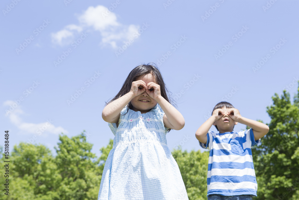青空と元気な子供たち