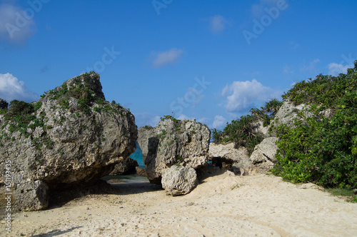 沖縄の岩があるビーチ