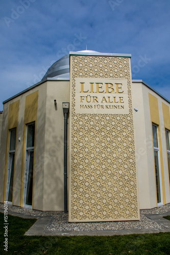 Schriftzug Liebe für alle Hass für keinen an Steintafel vor Baitun Naseer Moschee in Augsburg