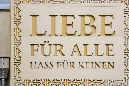 Schriftzug Liebe für alle Hass für keinen auf Baitun Naseer Moschee in Augsburg