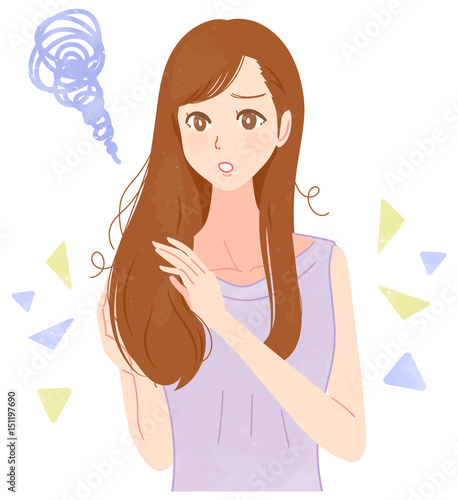 髪の痛みを気にしている女性