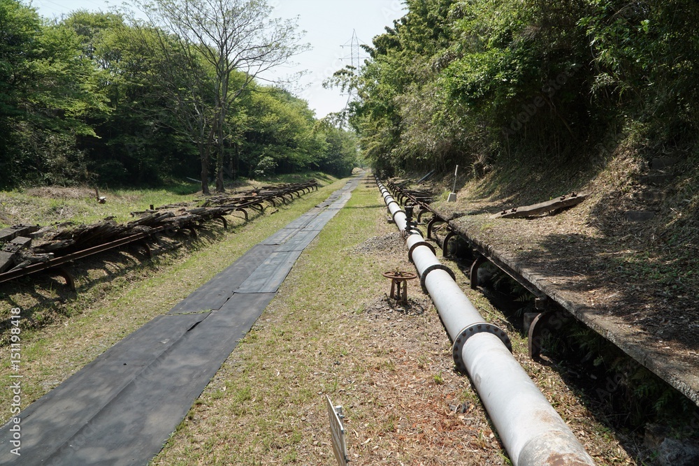 
世界文化遺産の旧三池炭鉱万田坑　三池港まで敷かれていた鉄道の廃線路と通勤者専用ホーム址