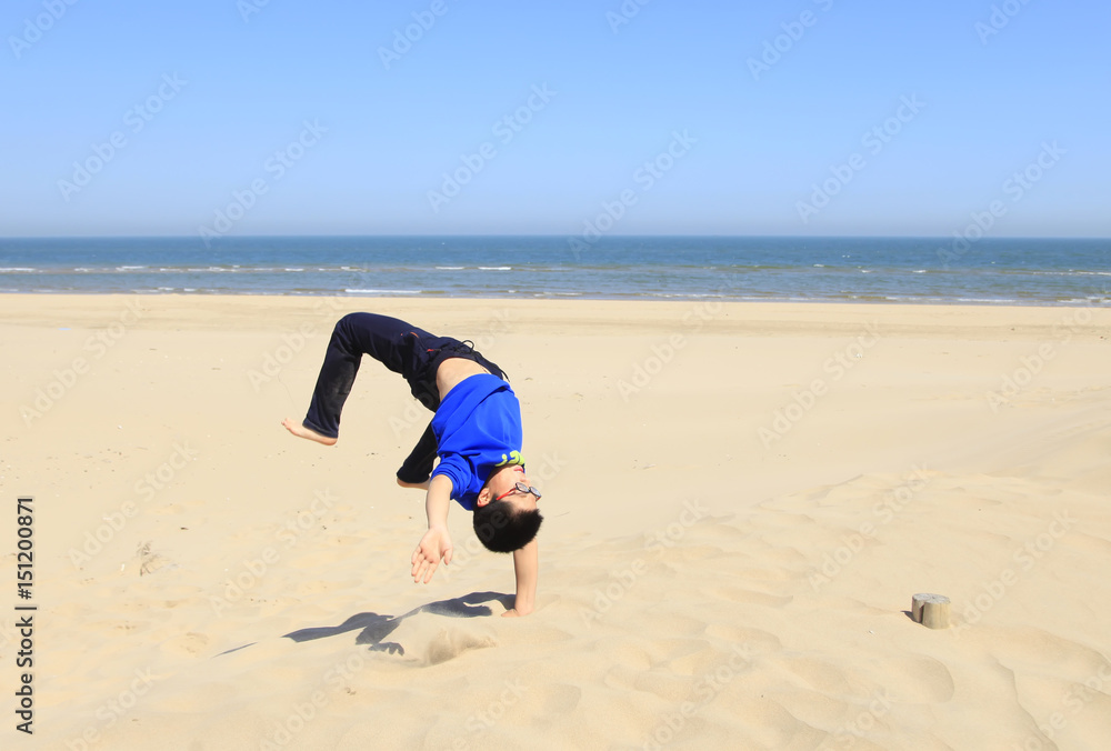 Obraz premium A boy playing on the beach