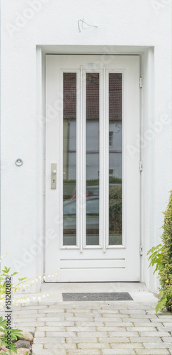 Wei  e Haust  r eines Hauses