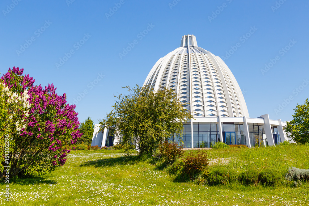 Obraz premium Bahai-Tempel in Langenhain (Stadtteil von Hofheim am Taunus), Hessen, Deutschland. Mai 2017. 