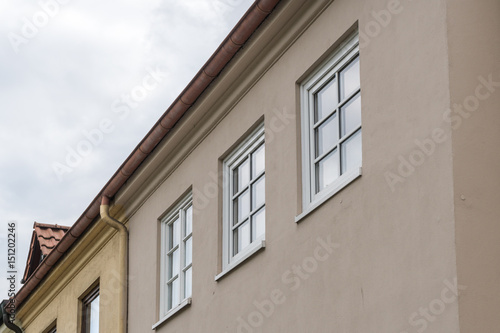 Fenster in beiger Fassade 